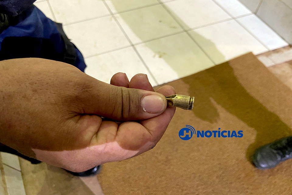 Mulher é acordada ao som de tiros em seu portão no Bairro Tiradentes