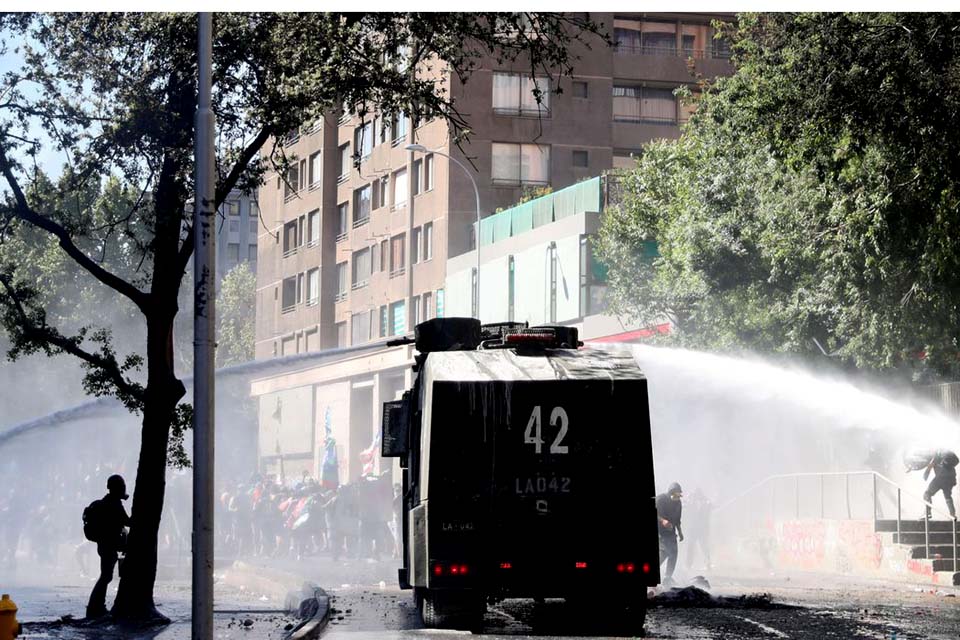 Manifestações no Chile acabam com igrejas incendiadas
