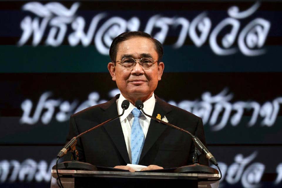 Tribunal da Tailândia decide que primeiro-ministro pode retomar o cargo