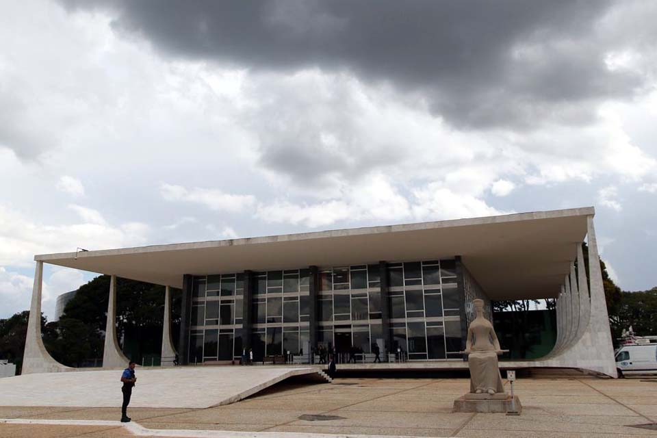 Ministro do STF suspende dívida de três estados com a União