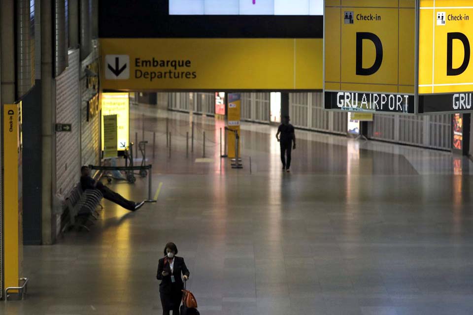 Bolsonaro sanciona projeto de lei que prevê auxílio ao setor aéreo