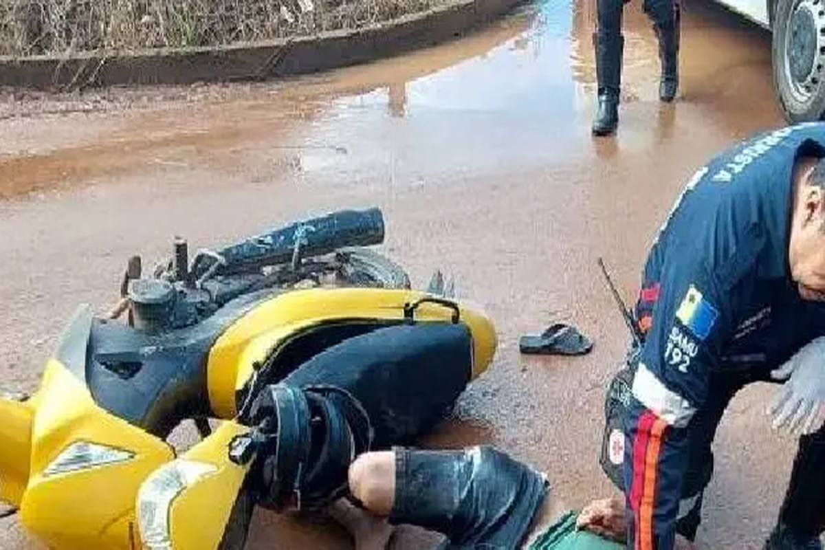 Homem é agredido antes de cair de moto na zona leste da capital