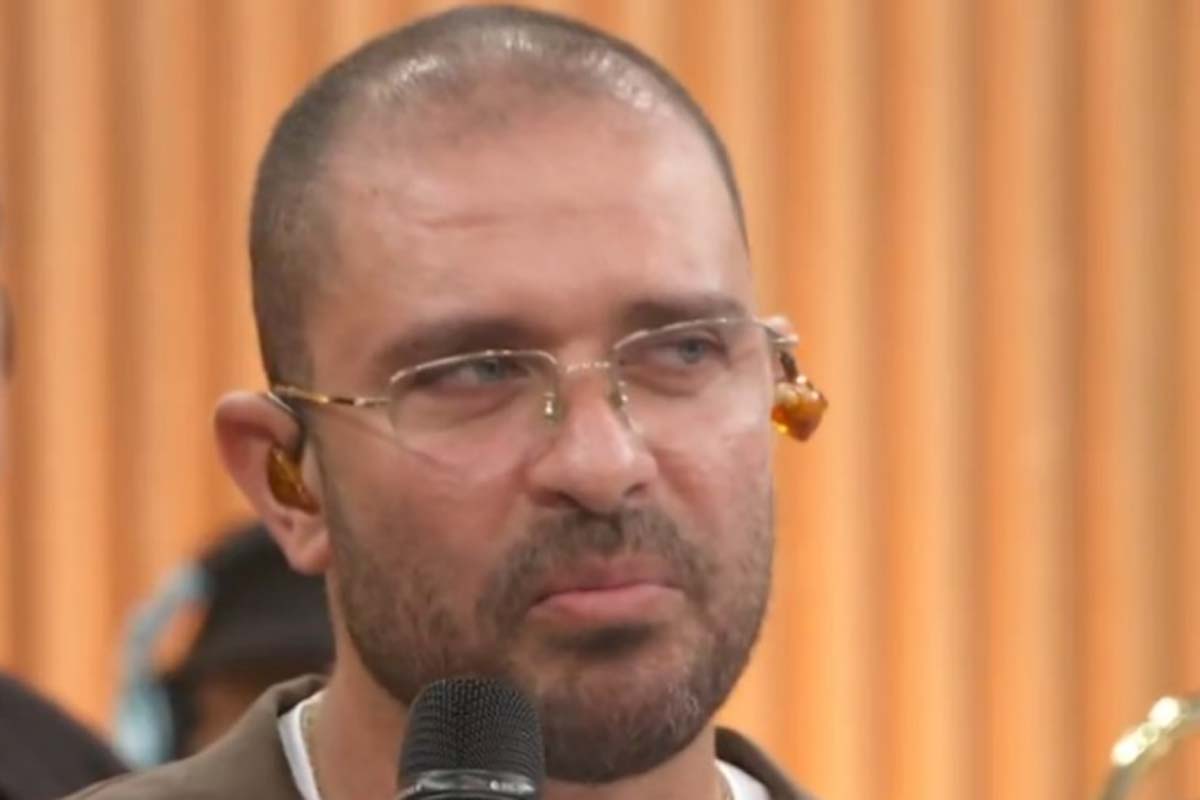 Diogo Nogueira canta mal no Encontro e web reage: 