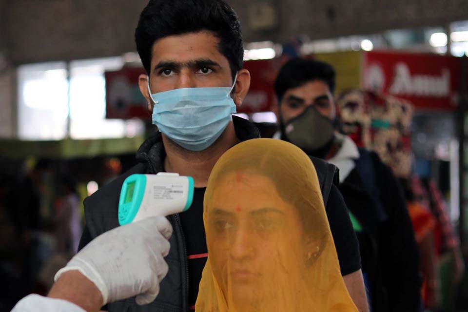 Índia reforça restrições contra covid-19 em Mumbai