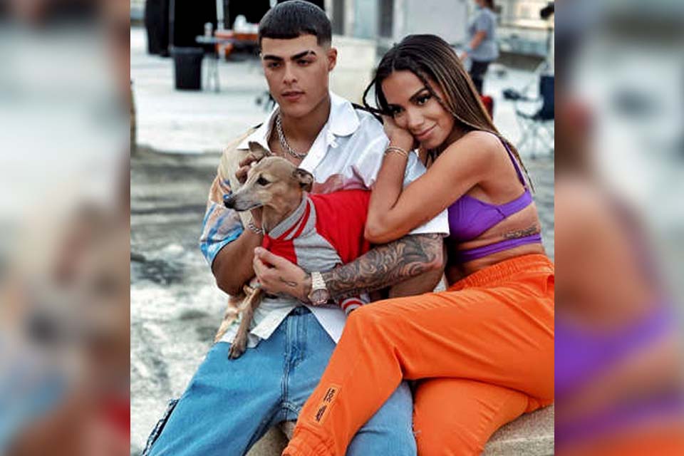 Após selinho, Anitta desmente affair com cantor Lunay: 