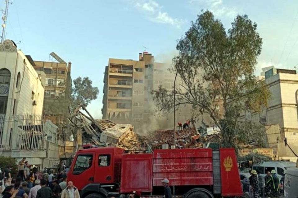 Irã promete “punição e vingança” a ataque que matou generais na Síria