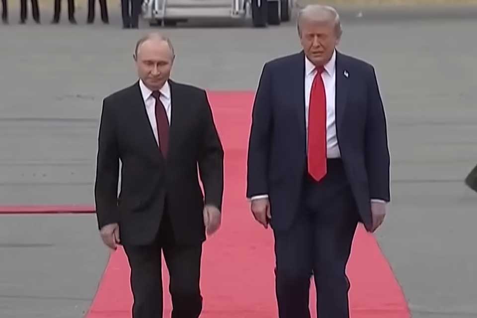 Trump diz ter tido conversa “produtiva” com Putin e planeja encontro para negociar paz