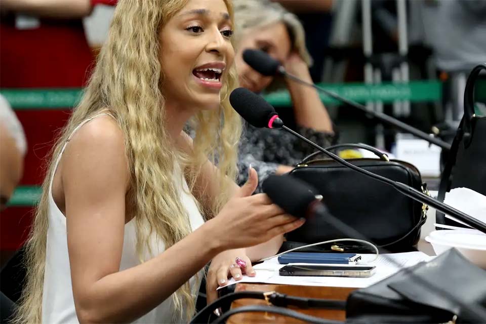 Erika Hilton é primeira deputada trans a liderar bancada no Congresso