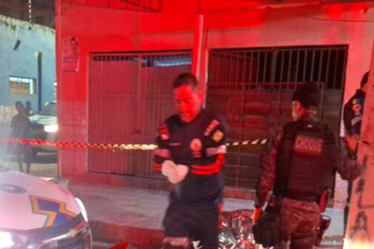 Homem é morto a tiros por dupla em moto em frente ao Mercado do Peixe