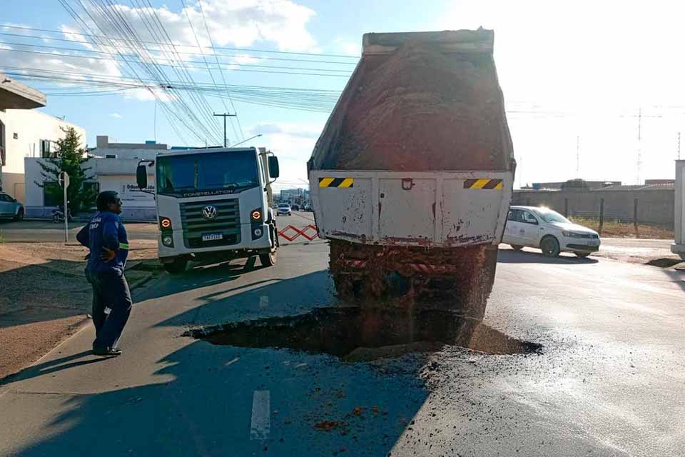 Equipe da Prefeitura tapa buraco e evita acidentes na Avenida Maringá