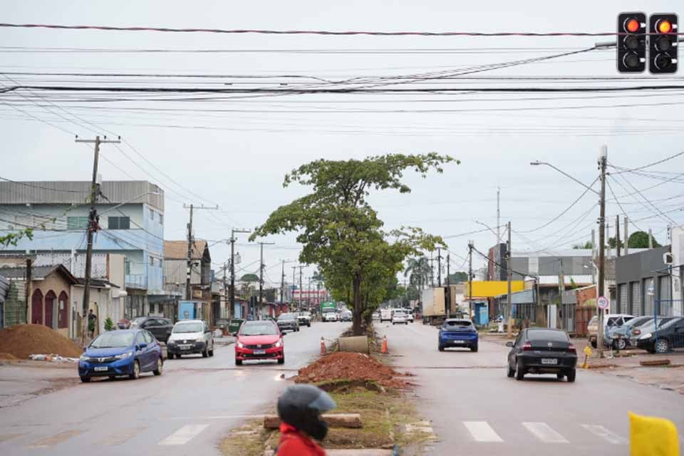 Com bocas de lobo limpas, Prefeitura de Porto Velho supera alagamentos na avenida Rio de Janeiro