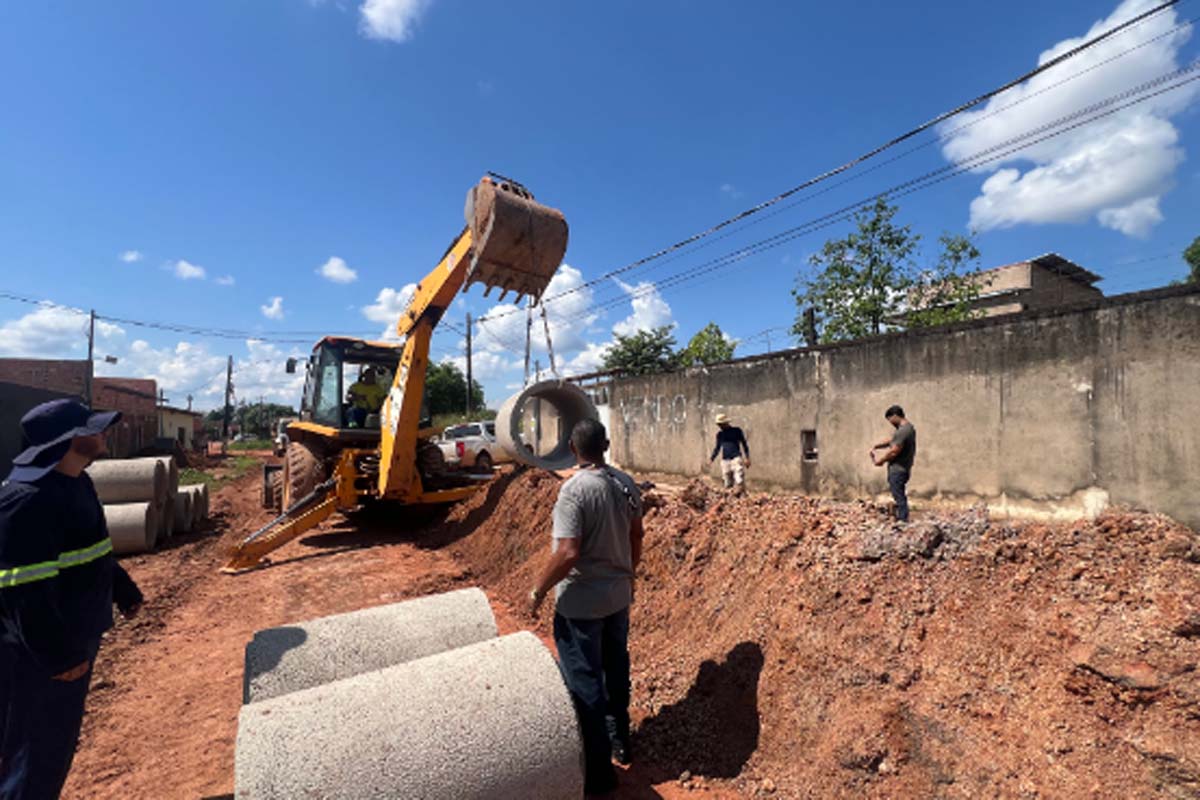 Intervenções de drenagem são realizadas na Avenida Guaporé