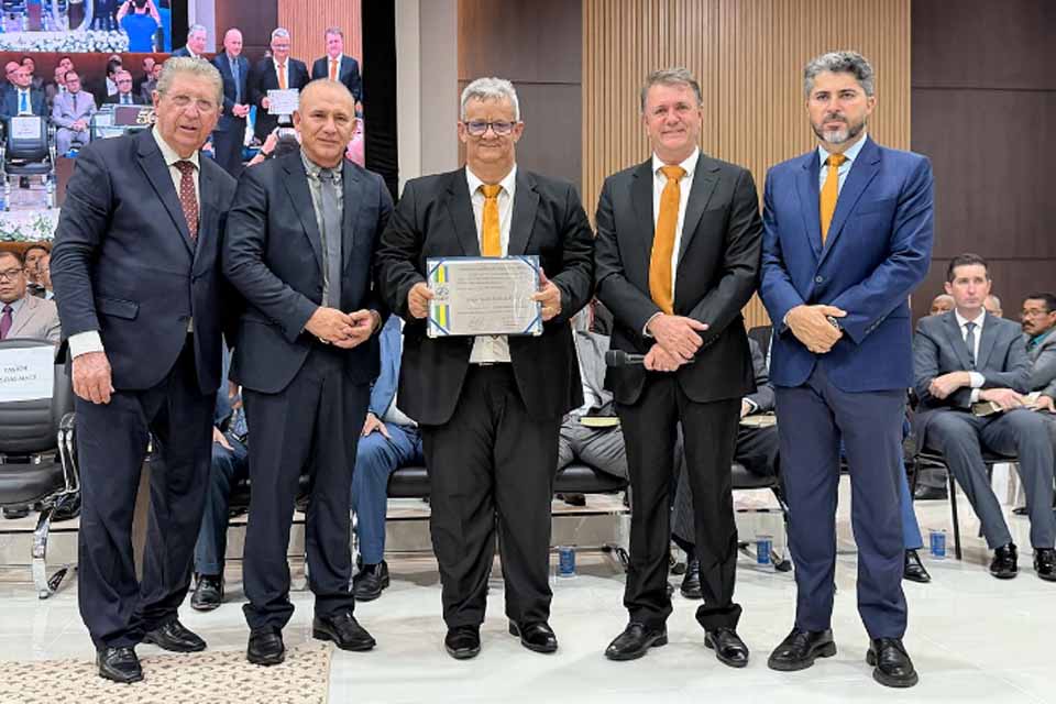 Luizinho Goebel entrega Voto de Louvor pelos 50 anos da Assembleia de Deus de Colorado do Oeste