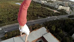 Jovem arrisca a vida andando em parapeito de prédio 