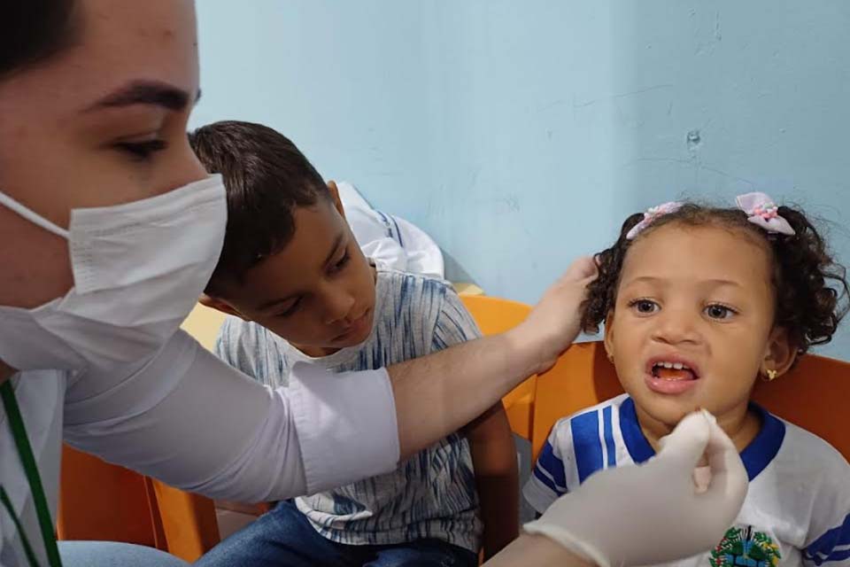 Alunos da Escola Elza Maria Fabris recebem atendimento médico através do programa Aprender com Saúde