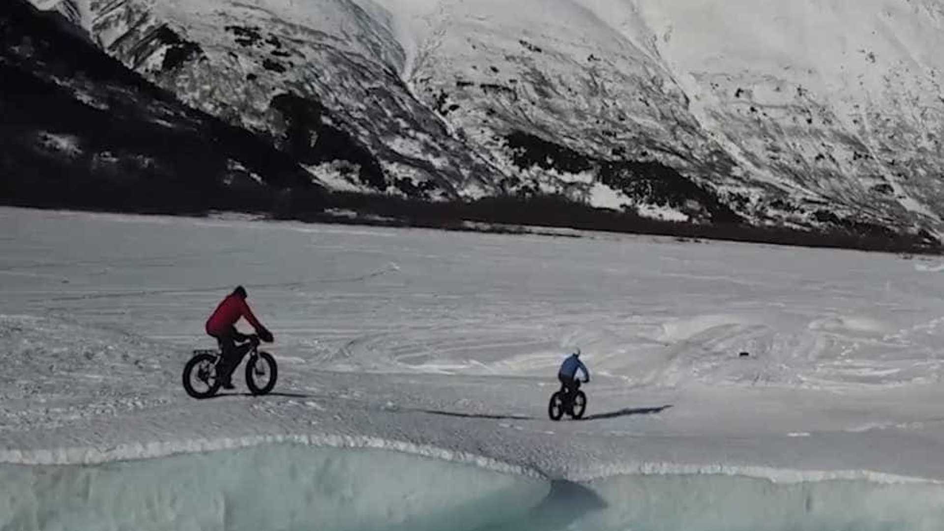 Amigos fazem passeio de bike incrível no Alasca 
