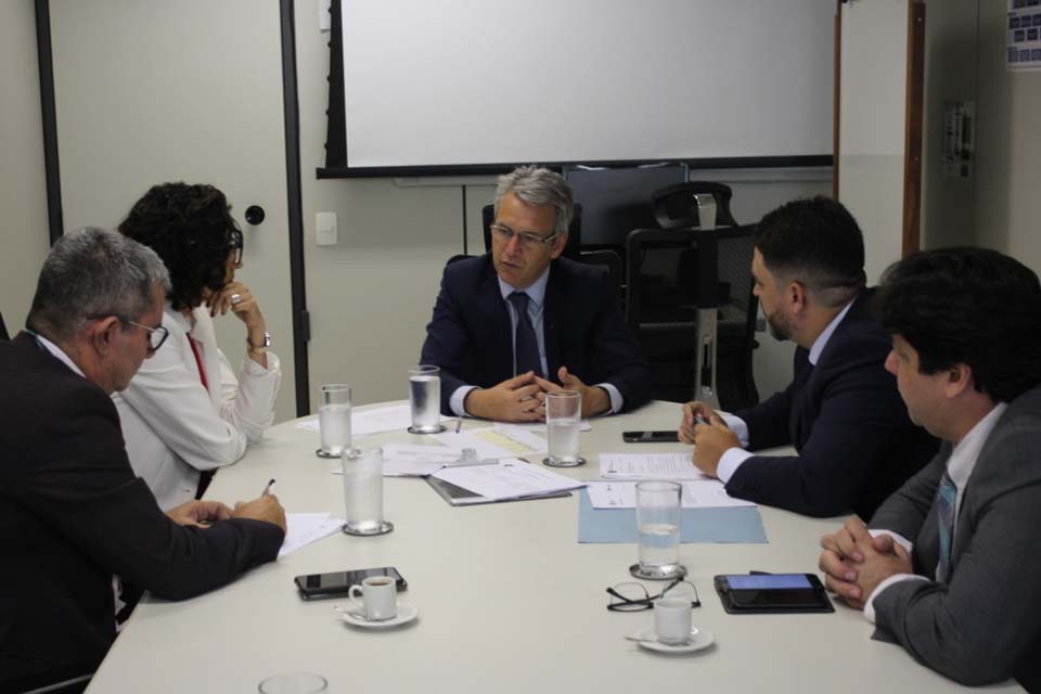 Deputado participa de reunião na Receita Federal em defesa dos servidores da Isonomia do Sintero