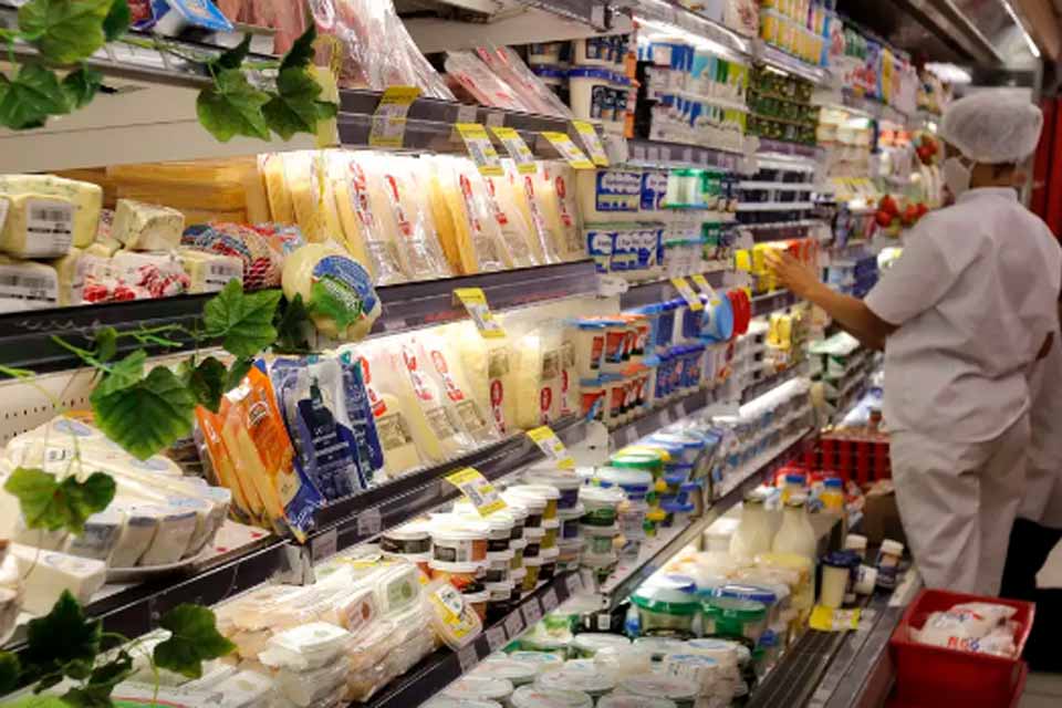 Preços dos alimentos caem pelo 4º mês consecutivo, diz IBGE