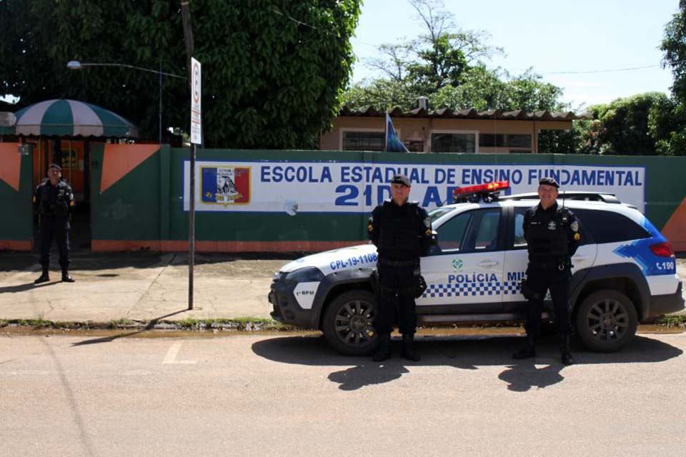 Polícia Militar orienta pais e aluno sobre a segurança com o retorno escolar