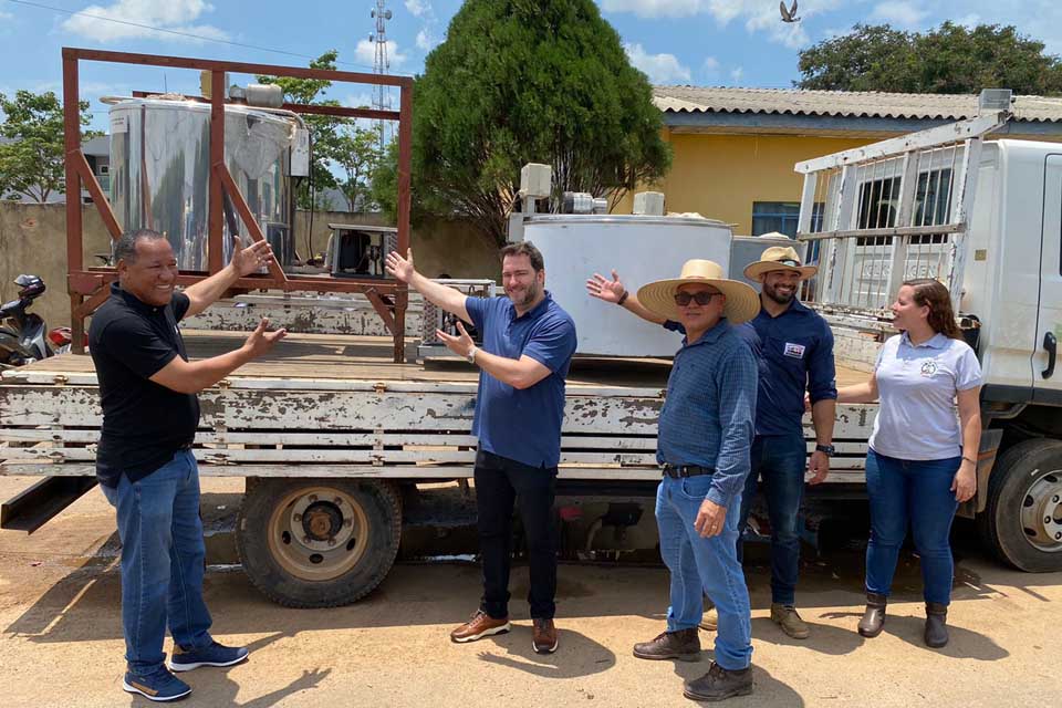 Presidente Alex Redano participa de entrega de veículo, tanques de leite e calcário em Ariquemes