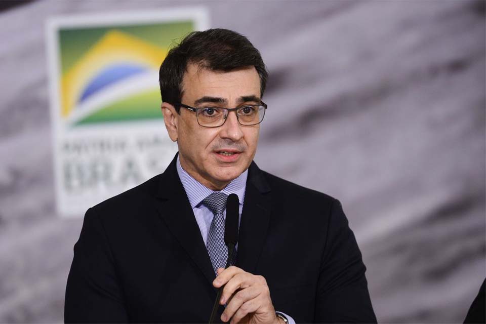 Ministro defende transferência de tecnologias para produção de vacinas