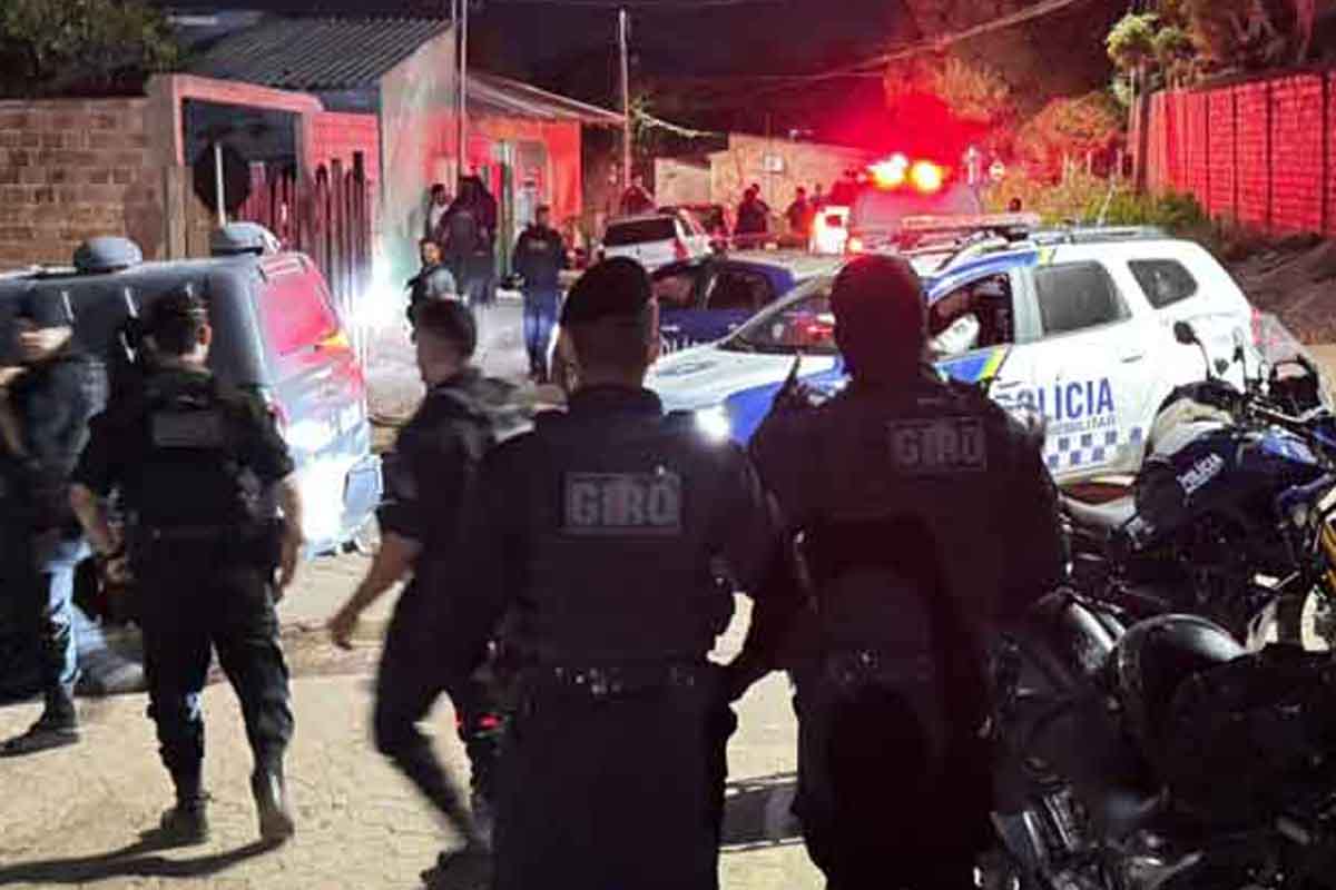  PM reage a tentativa de roubo, atira contra suspeitos e grupo abandona moto 