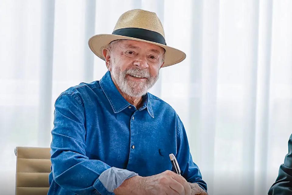 Lula assina decreto que cria Prêmio Nacional da Educação