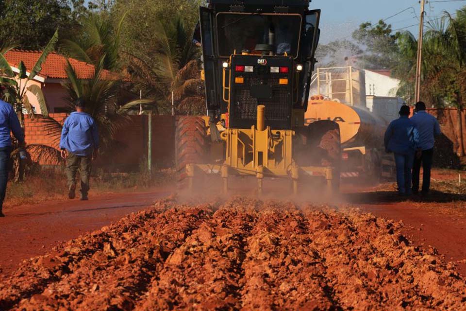 Governo assina ordem de serviço para início de obras do projeto “Tchau Poeira” no município