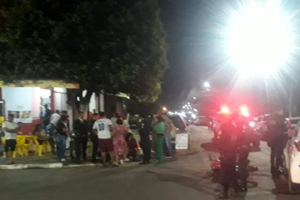 Menores em motocicleta ficam feridos após serem atingidos por carro