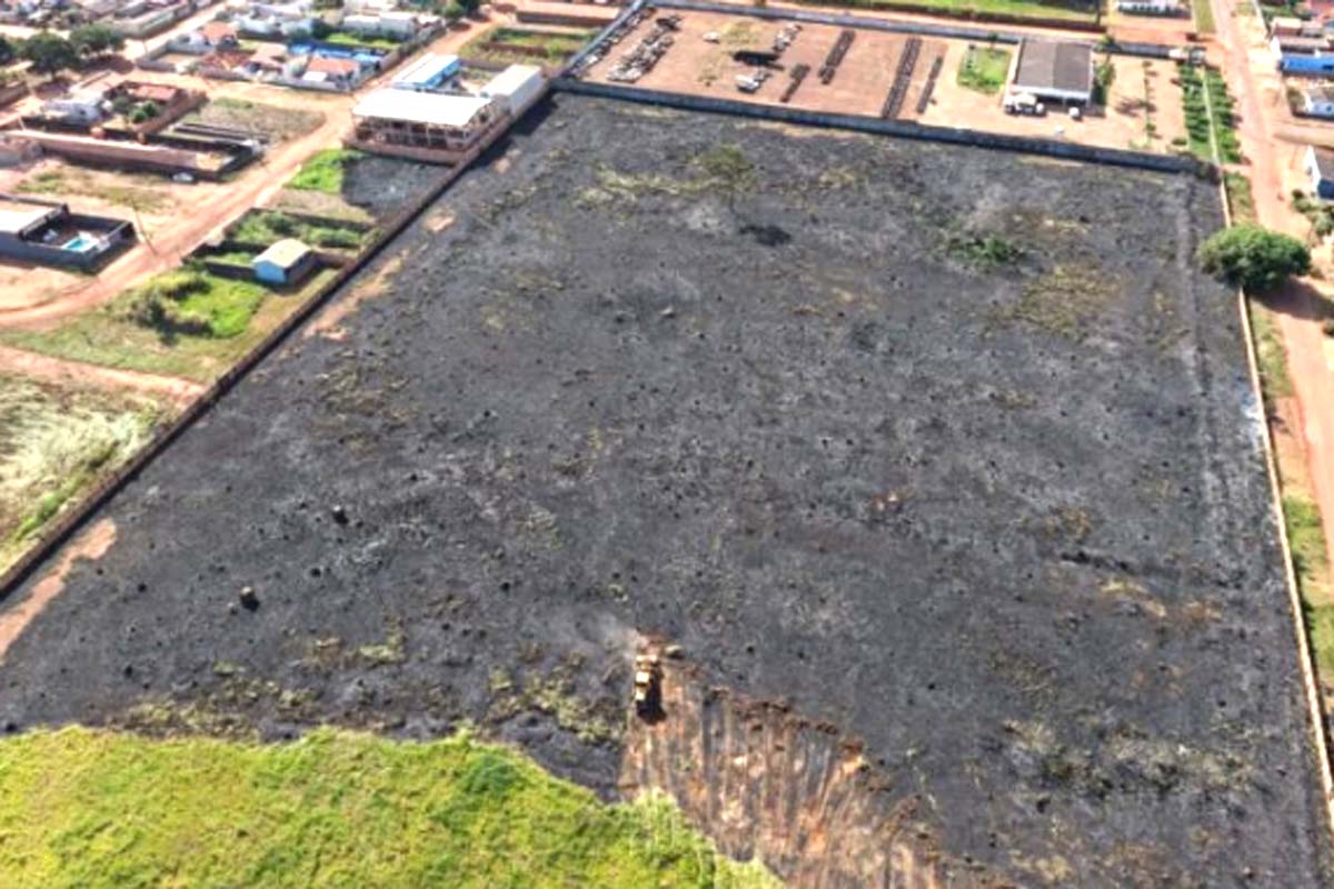 SEMMADU age com rapidez após incêndio de grande porte e autuará proprietários de terrenos