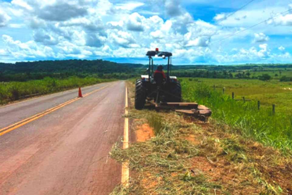Serviços de manutenção com roçagem mecanizada são executado nas RO-391 e RO-133