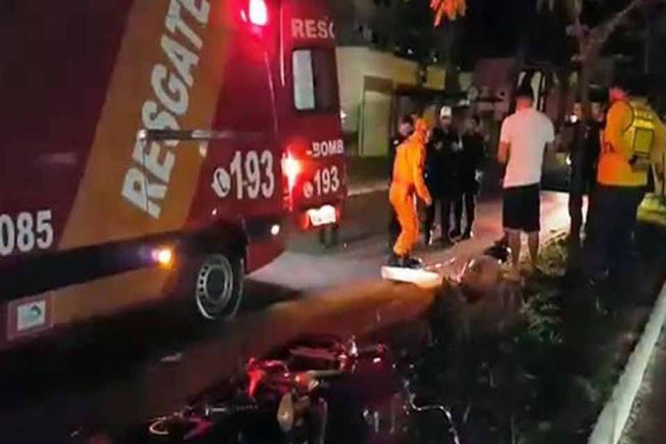 Motociclista morre após se chocar contra árvore na zona Leste da capital