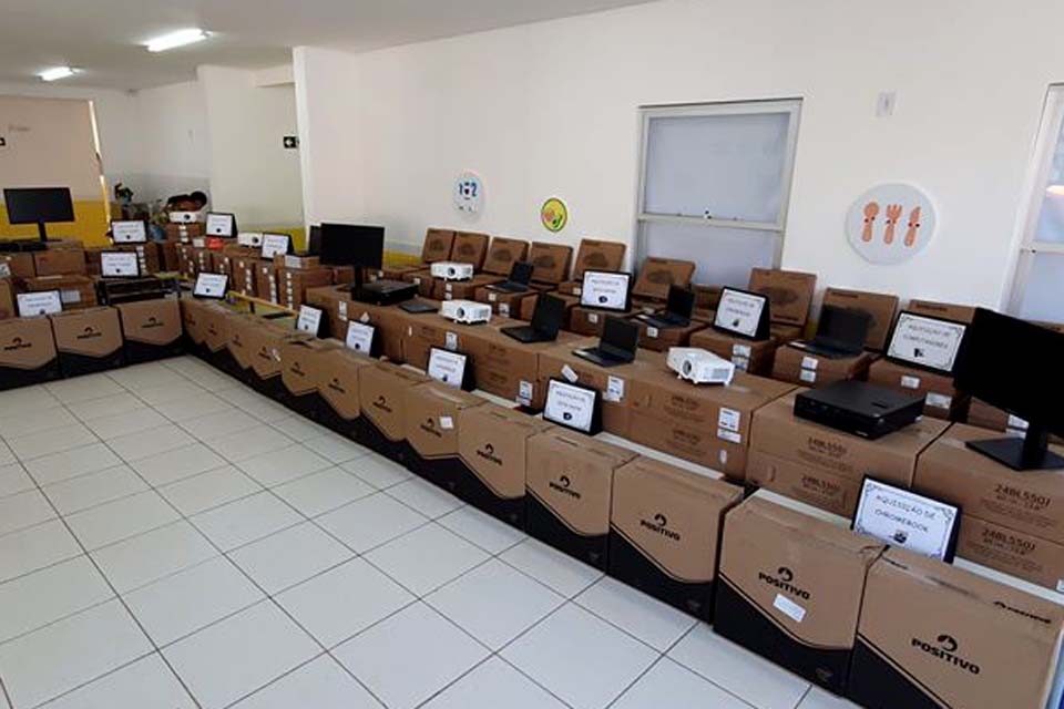 Professores das escolas municipais de Jaru recebem computadores com plataforma exclusiva para aprendizagem educacional