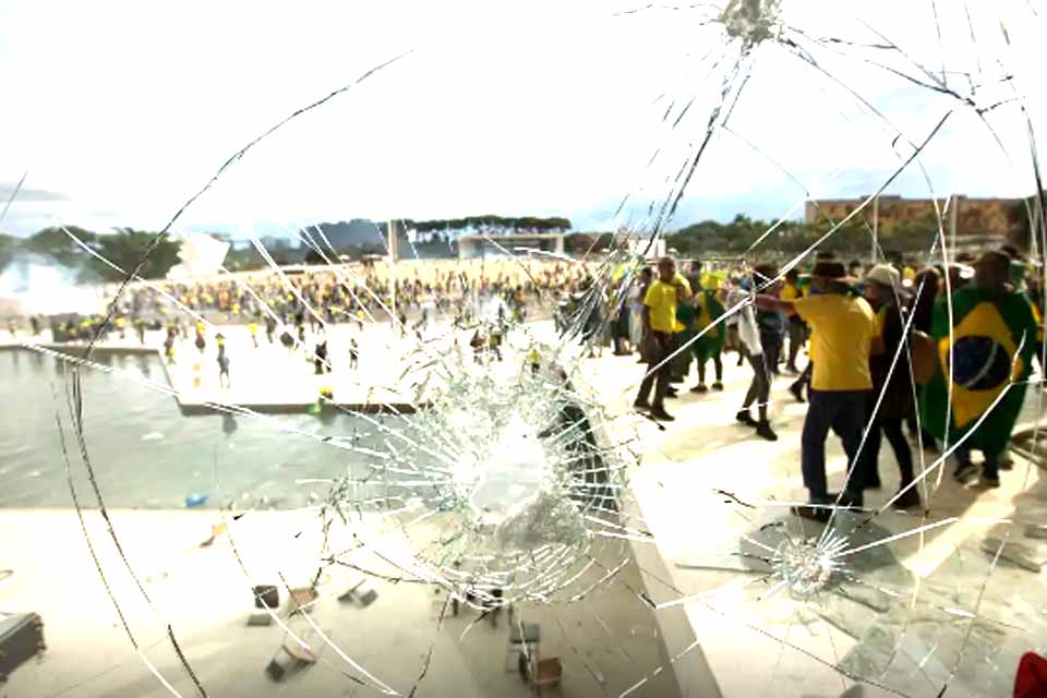 Bolsonaro e aliados deverão pagar R$ 30 milhões pela depredação no 8/1