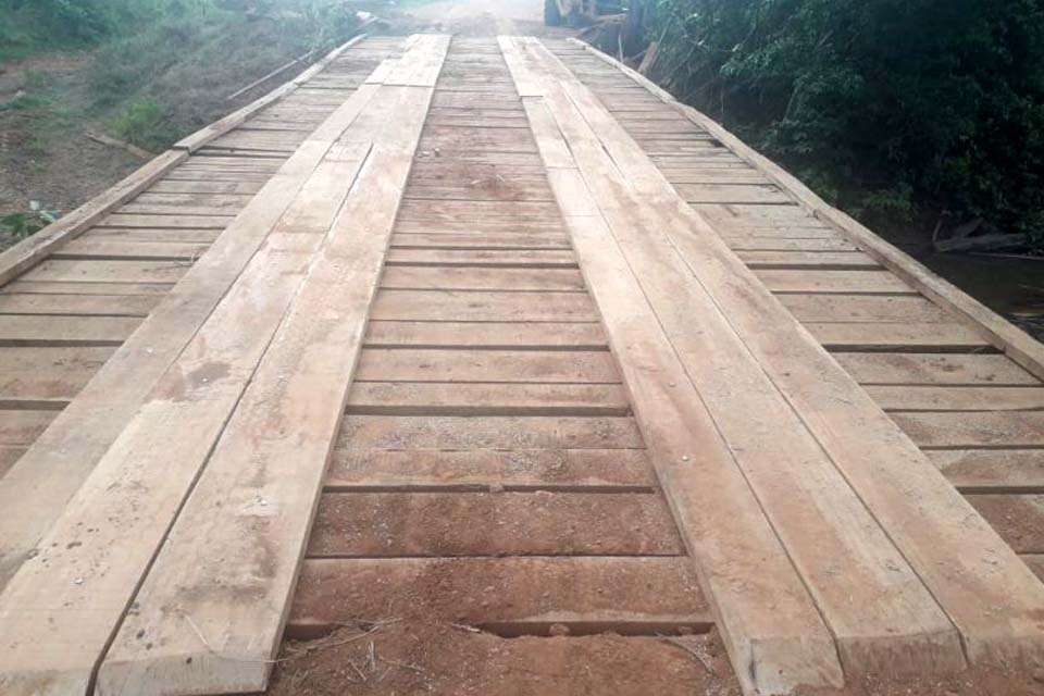 Ponte de madeira sobre o rio Corgão é reconstruída na Rodovia 484