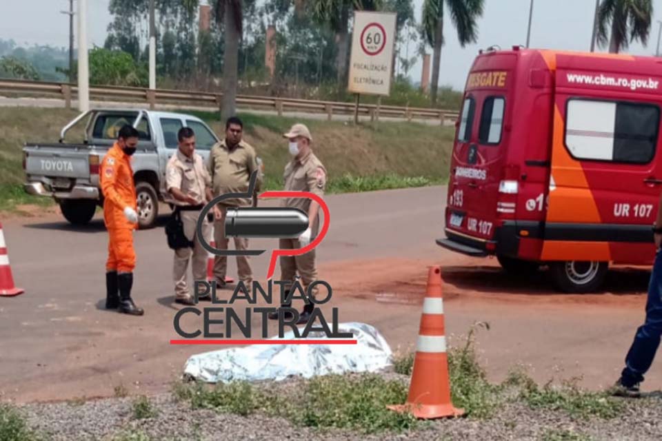 Motociclista de 22 anos morre esmagado por caminhão boiadeiro