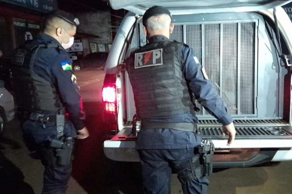 Homem é preso tentando matar irmão com espeto de churrasco