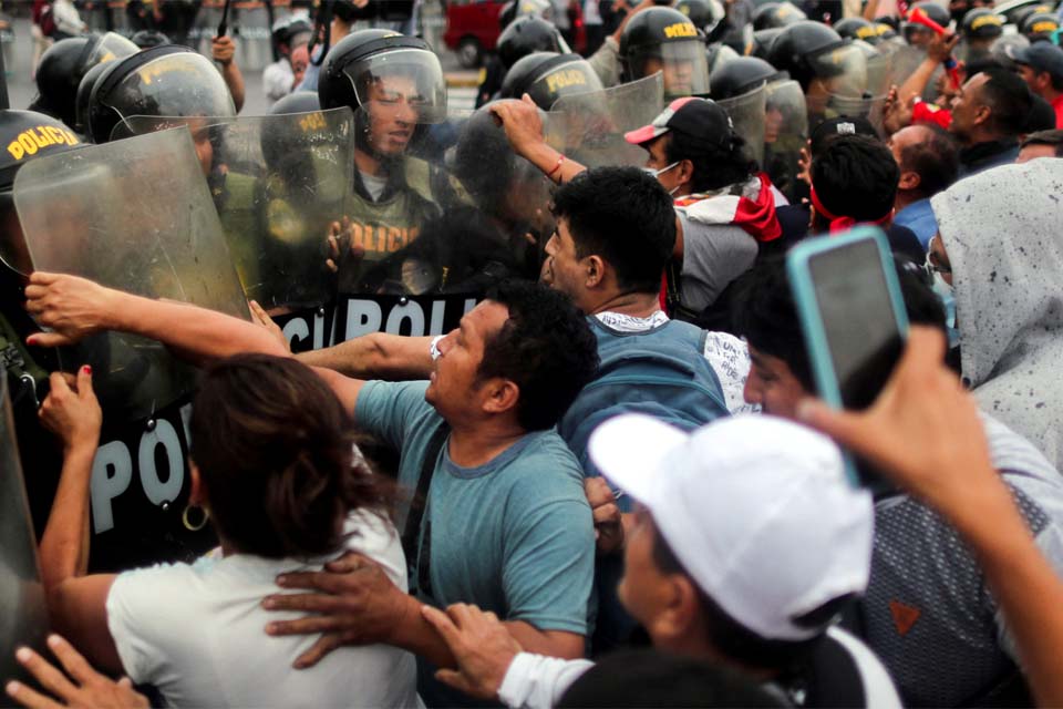 Governo do Peru mobiliza militares perante possível regresso de protestos