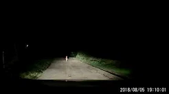 Bebê atravessa rua durante a noite