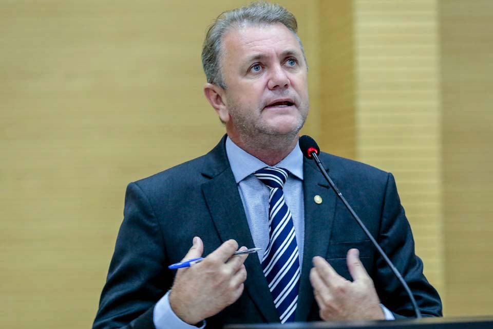 Deputado Luizinho Goebel solicita melhorias na pista do aeroporto de Colorado do Oeste