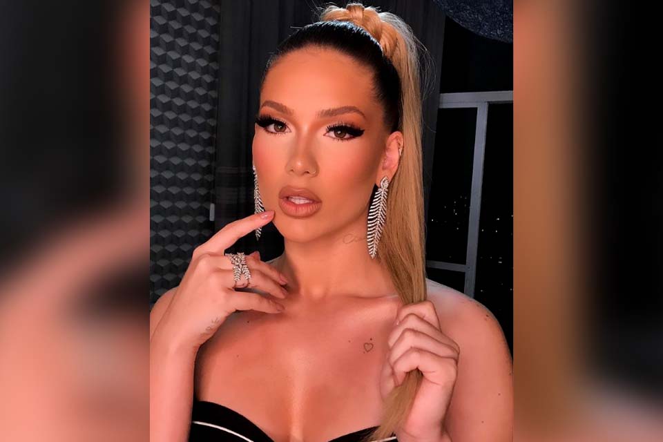 Virginia Fonseca ostenta sandália de 17 mil reais em evento e faz maquiagem inspirada na Anitta