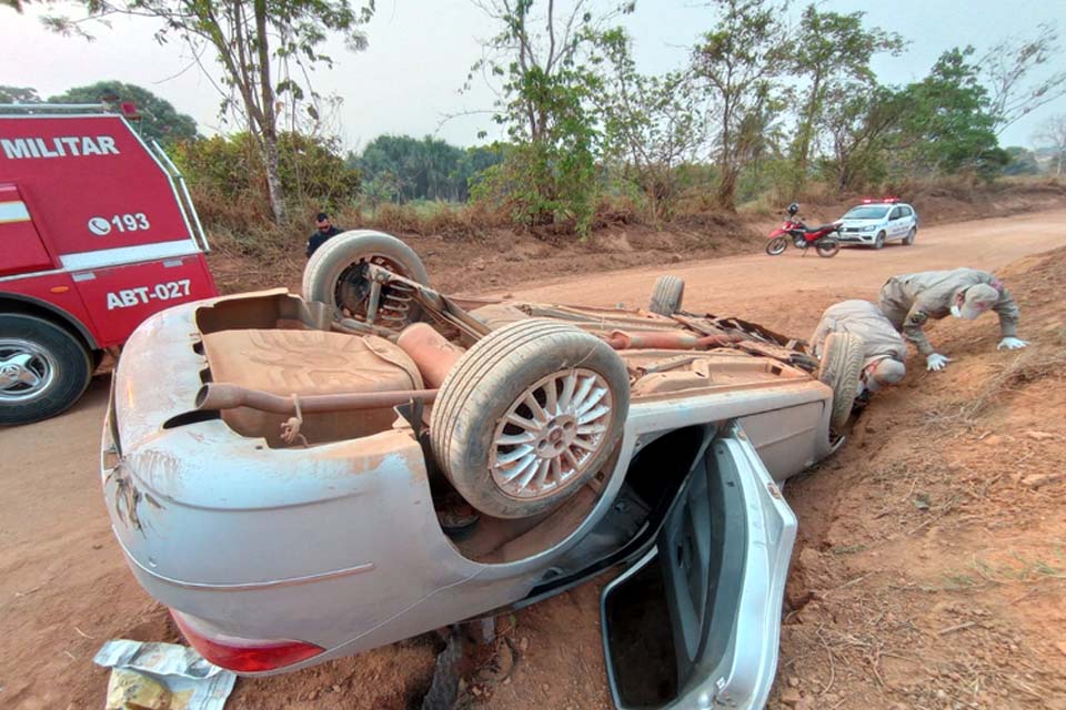 Capotamento de veículo com 5 ocupantes deixa vítima presa às ferragens 