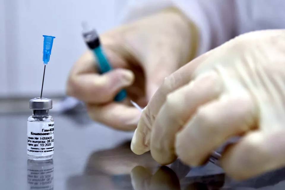 Rússia libera primeiro lote da vacina Sputnik V para vacinação em hospital