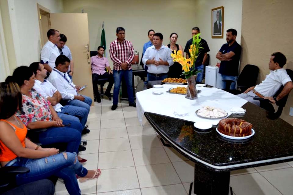 Vice-prefeito Fabricio Melo se reúne com a imprensa e anuncia pagamento de décimo terceiro dos servidores