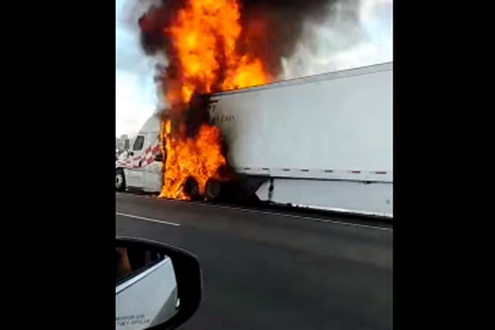 Caminhão pega fogo em rodovia dos Estados Unidos 
