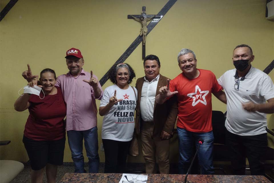 Com a presena de sindicalistas e dirigentes da legenda, Hermnio Coelho volta ao PT e entoa discurso de apoio a Lula