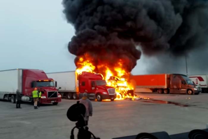Caminhões estacionado são consumidos por incêndio 