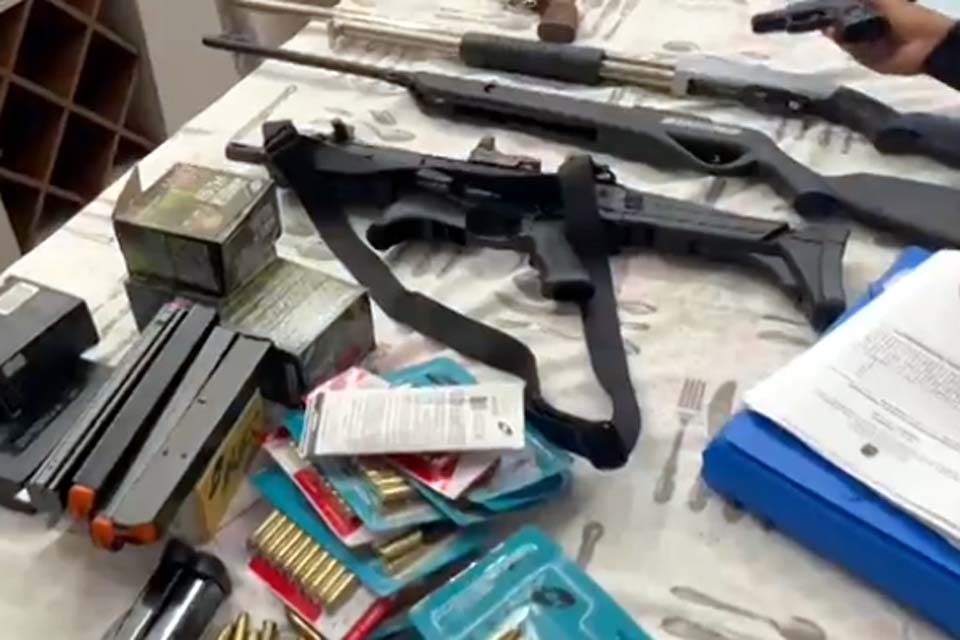 PF apreende arsenal e dinheiro em espécie com supostos envolvidos nos atos golpistas de 8 de janeiro