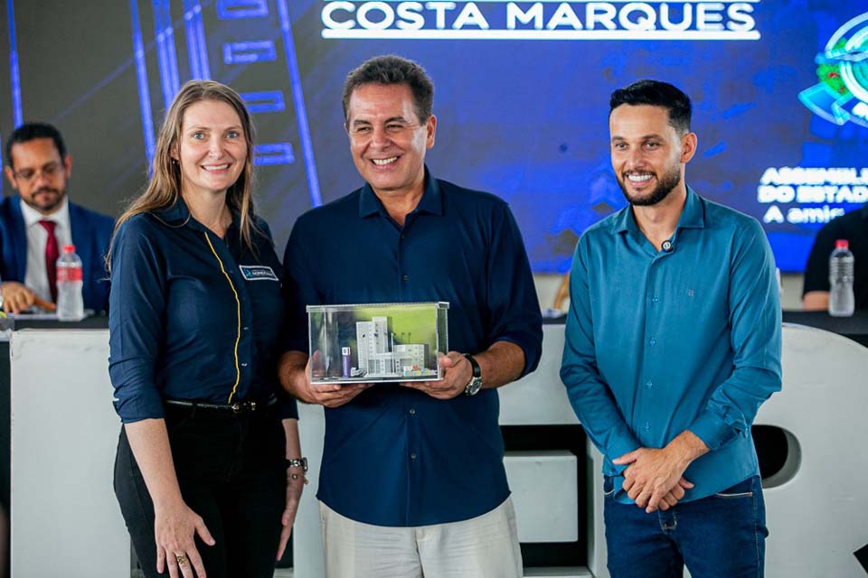  Gislaine Lebrinha preside sessão solene em homenagem aos pioneiros e lideranças de Costa Marques