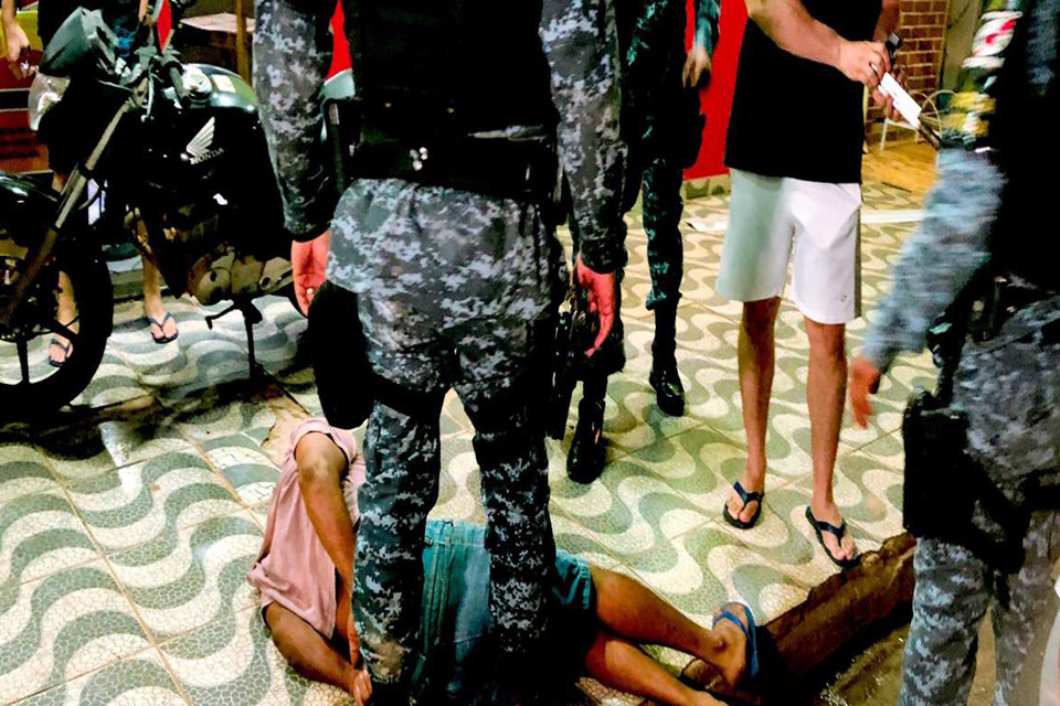 Assaltante tenta fazer roubo com arma caseira em padaria e acaba detido